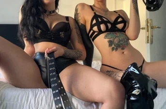 2 copines dominatrices de Bordeaux cherche soumis mature à humilier