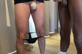 Couple homo blanc et noir cherche mec chaud pour trio bdsm à Paris