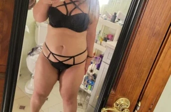Soumise aux formes généreuses d'Orléans cherche Maitre dominateur